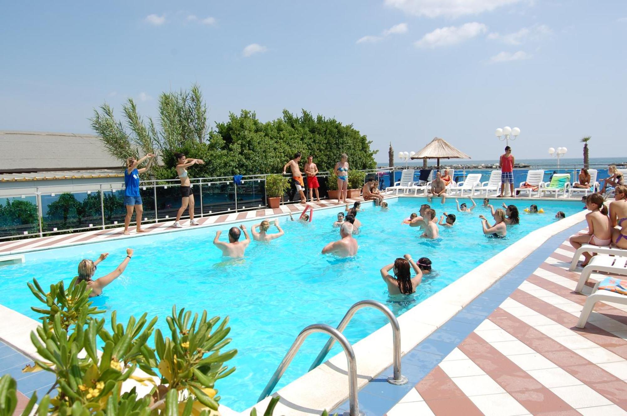 Bikini Tropicana Family Hotel 丽都迪萨维奥 外观 照片