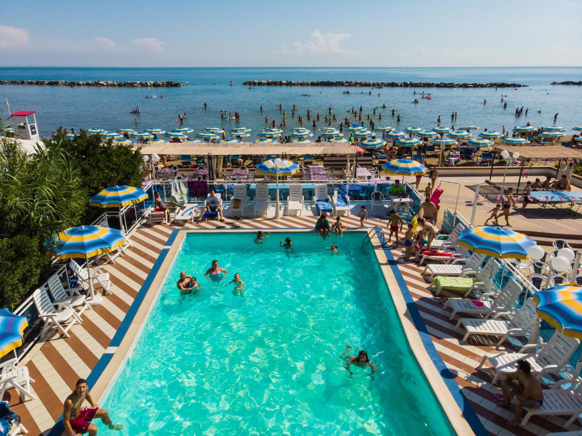 Bikini Tropicana Family Hotel 丽都迪萨维奥 外观 照片
